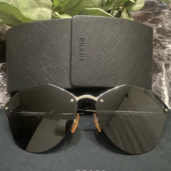 Prada | Black Geometric Oversize Sunglasses - Picture 1 of 3